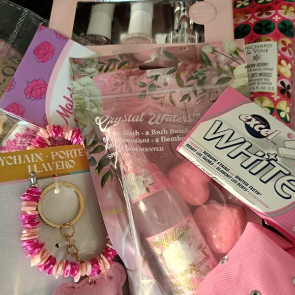 💗TICKLED PINK CHRISTMAS GIFT FOR Mom, Daughter, Friends💗 - Picture 2 of 11